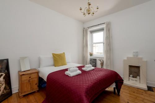Ένα ή περισσότερα κρεβάτια σε δωμάτιο στο Room In Traditional Edinburgh Apartment