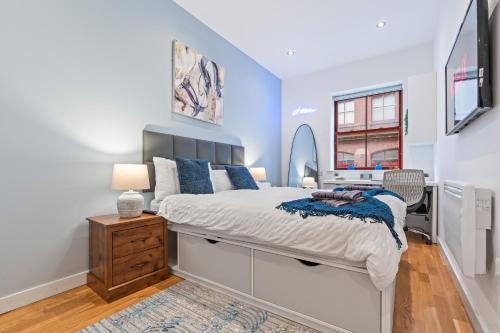a bedroom with a bed and a desk in it at Leeds Elegant Central Flat - Sleeps 8 - View City Centre in Central Station