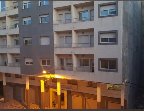 an apartment building with a reflection of a building at PISO En NADOR MARRUECOS in Nador
