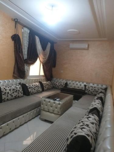 a living room with a couch and a window at PISO En NADOR MARRUECOS in Nador
