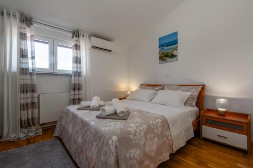 una camera da letto con un letto grande e una finestra di Apartman Diamond Pula a Pola (Pula)