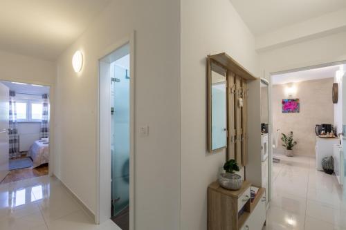 corridoio con specchio e cabina doccia di Apartman Diamond Pula a Pola (Pula)