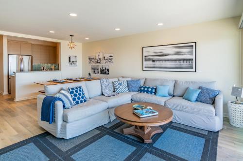 un salon avec un canapé et une table dans l'établissement Seahorse Retreat by Paradise Retreats, à Carpinteria