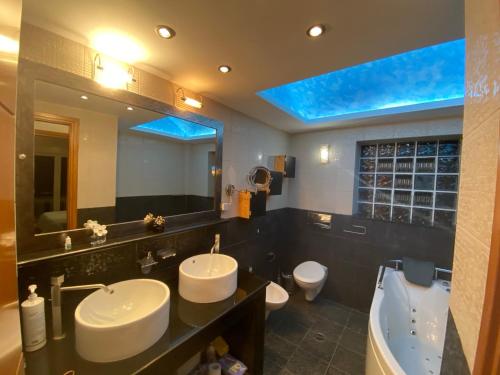 Ванная комната в Asclepeias Ionian Villa