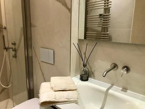 Un baño de Modern 1 Bedroom F1 Monaco Port