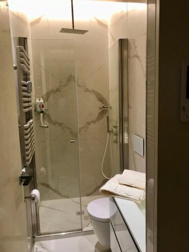 Monaco GP Apartment Steps from the Stating Line photo 17