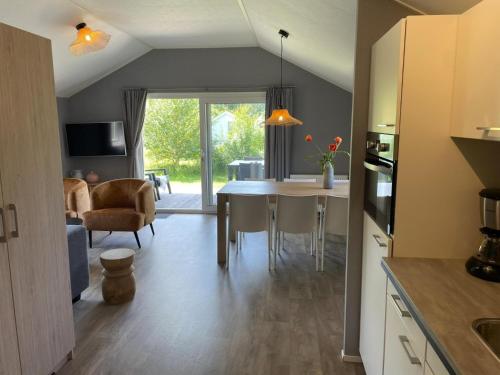 Kuchyň nebo kuchyňský kout v ubytování Strand49 Glamping Sint Maartenszee
