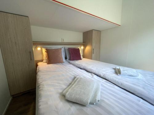 Postel nebo postele na pokoji v ubytování Strand49 Glamping Sint Maartenszee