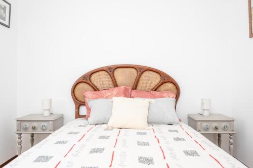 a bedroom with a bed with pink and white pillows at Pontesmar in Esmoriz