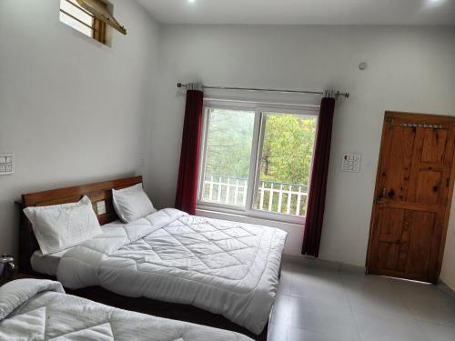 Postel nebo postele na pokoji v ubytování Hotel YAMUNA RIVERFRONT
