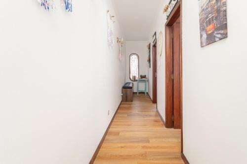 a hallway with white walls and a wooden floor at Pontesmar in Esmoriz