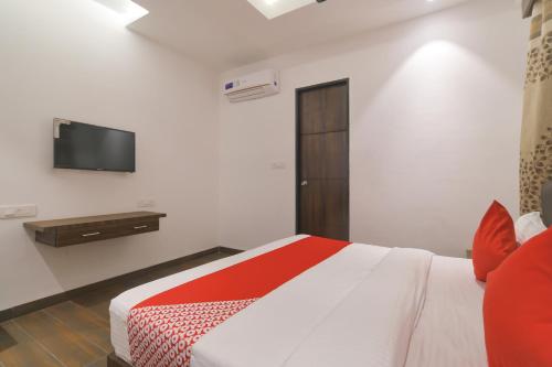 Una televisión o centro de entretenimiento en Hotel O Rudraksh