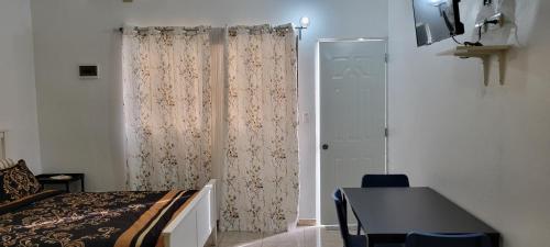 une chambre avec un lit, une table et une fenêtre dans l'établissement Room 6, à Río San Juan