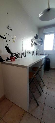 Kuchyň nebo kuchyňský kout v ubytování Élégant apt avec vue Tour Eiffel & parking privé
