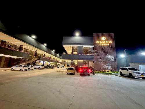 a parking lot in front of a building at night at Lujoso apto con vista al mar, en salinas del mar in Playa Dormida