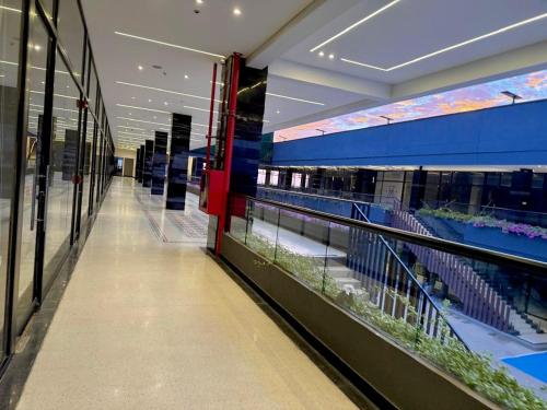 an empty aisle in a store with a aquarium at Lujoso apto con vista al mar, en salinas del mar in Playa Dormida