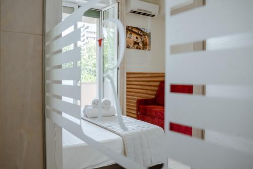 a room with a white bed and a window at Independent Rooms in Verona