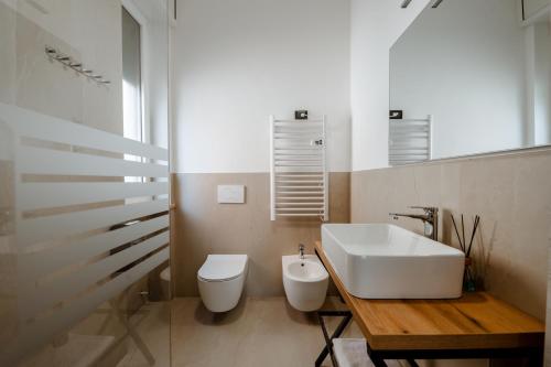 a bathroom with a white sink and a toilet at Independent Rooms in Verona