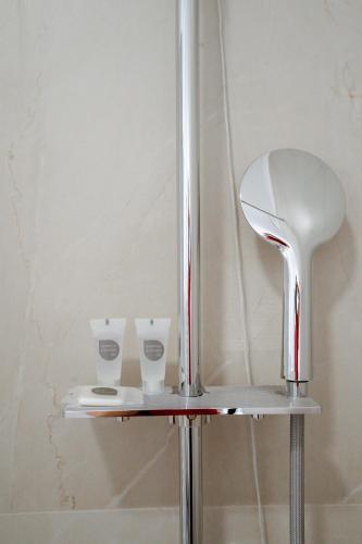 a shelf with two cups and a chair on it at Independent Rooms in Verona