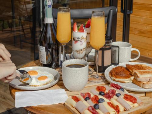 a table topped with plates of breakfast foods and drinks at La Dolce Vita, Guatavita in Guasca