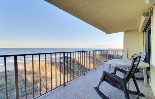 Un balcón con mesa y vista al mar. en DL301 - Dune Lantern 301, en Nags Head