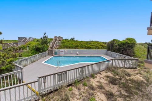 una piscina con una barra de metal alrededor en ONB1 - Another Day in Paradise, en Nags Head