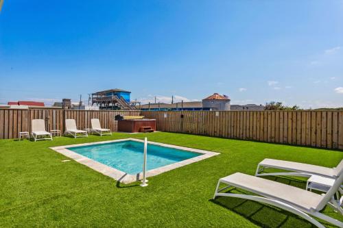 une cour avec une piscine, des chaises et une clôture dans l'établissement 4052 - Endless Summer, à Kitty Hawk Beach