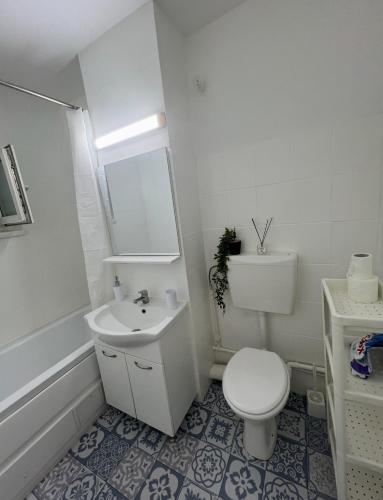 Et badeværelse på BeachLuxe Andreea - 5 min to beach