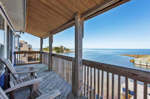 un portico con sedie e vista sull'oceano di 8625 - Blue Crush a Frisco