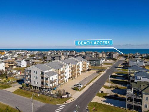 une vue aérienne d'un panneau indiquant l'adresse de la plage dans une banlieue dans l'établissement SDV306 - Beachbreak, à Kill Devil Hills