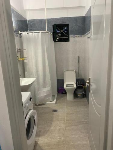 a bathroom with a toilet and a sink at Sunset Villa Apartments Alepokhori in Káto Alepokhórion