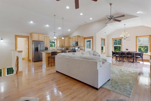 Sea Hawkにある2088 - Big Guppyのリビングルーム、キッチン(白いソファ付)