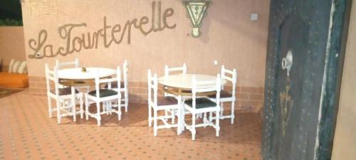 Ein Restaurant oder anderes Speiselokal in der Unterkunft Ecogite La Tourterelle - B&B 