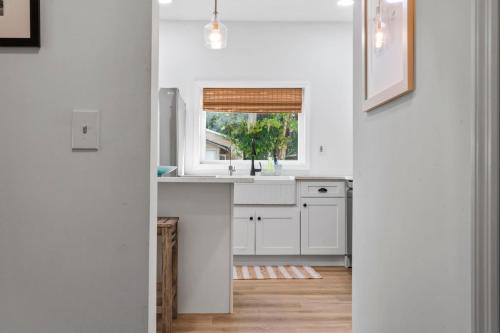 eine weiße Küche mit Spüle und Fenster in der Unterkunft Casa Madeore Luxury Bungalow in St. Augustine