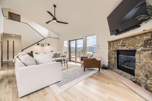 TV a/nebo společenská místnost v ubytování Pine Cabin home