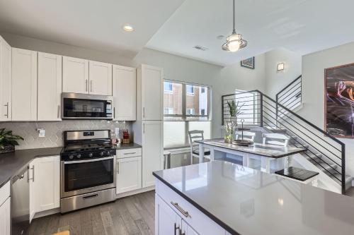 Dapur atau dapur kecil di Allison Street home