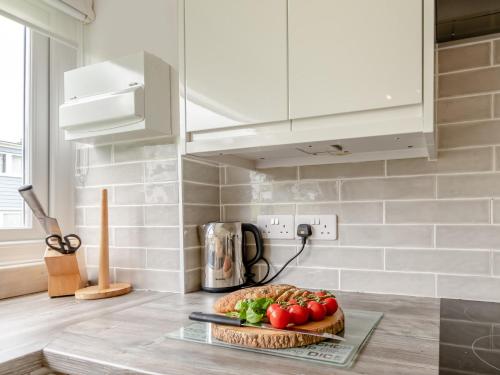 Dapur atau dapur kecil di 2 Bed in Pembroke FB101