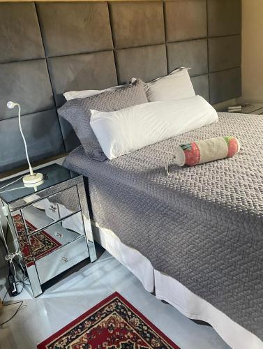 Giường trong phòng chung tại Triplex com hidro 15 min do Barra