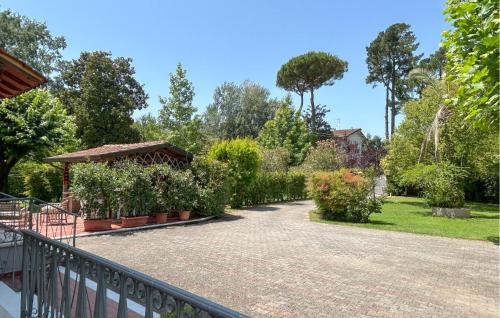 a walkway in a garden with plants at Gorgeous Home In Poveromo With Wifi in Cinquale