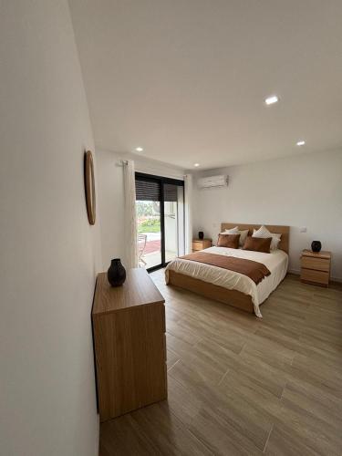 a bedroom with a bed and a wooden table at Alojamento Alto da Lixa in Freixo de Cima