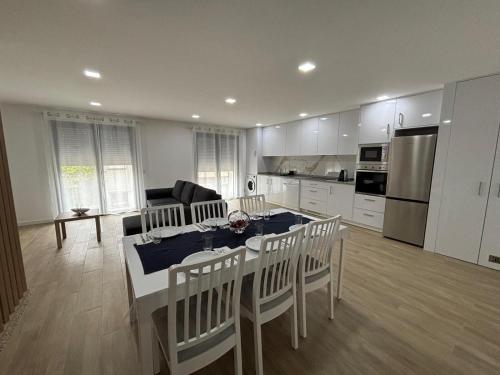 a kitchen and living room with a table and chairs at Alojamento Alto da Lixa in Freixo de Cima