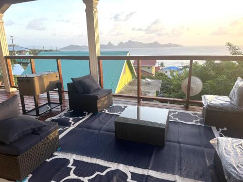 uma sala de estar com vista para o oceano em Turtle Nest Mayreau em Mayreau