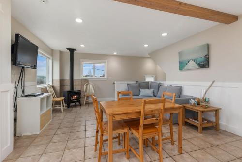 a living room with a table and a couch at SEA ESTA on WHIDBEY ISLAND in Maxwelton