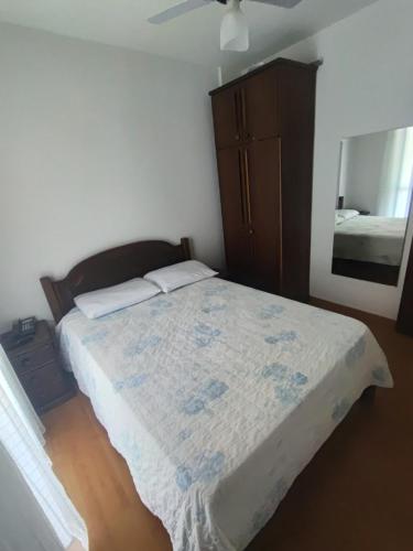 Ένα ή περισσότερα κρεβάτια σε δωμάτιο στο Flat dos sonhos