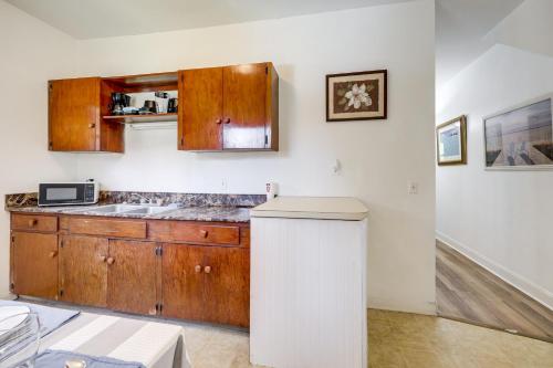 Kuchyň nebo kuchyňský kout v ubytování Walk to Food and Art Condo in Historic Riverside