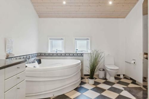 Ванная комната в Lovely Cottage Near A Fantastic Beach