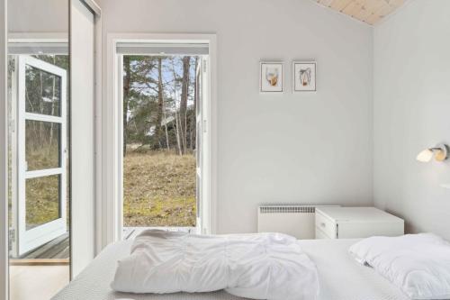 Кровать или кровати в номере Lovely Cottage Near A Fantastic Beach