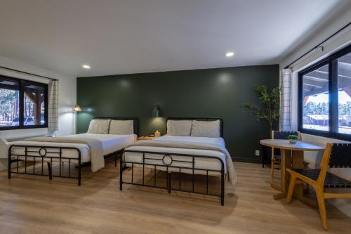 Ένα ή περισσότερα κρεβάτια σε δωμάτιο στο TimberLodge Inn