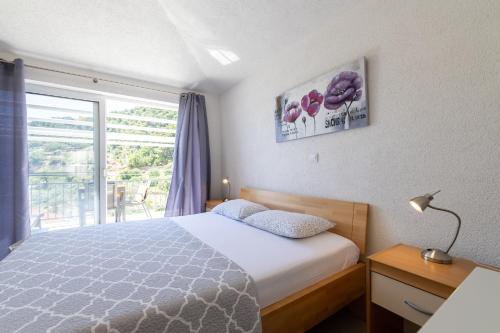 Ένα ή περισσότερα κρεβάτια σε δωμάτιο στο Seaside secluded apartments Cove Torac, Hvar - 8653