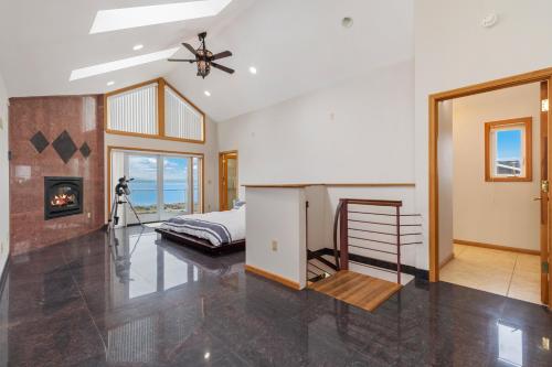 Giường trong phòng chung tại Once Upon A Tide on Whidbey Island